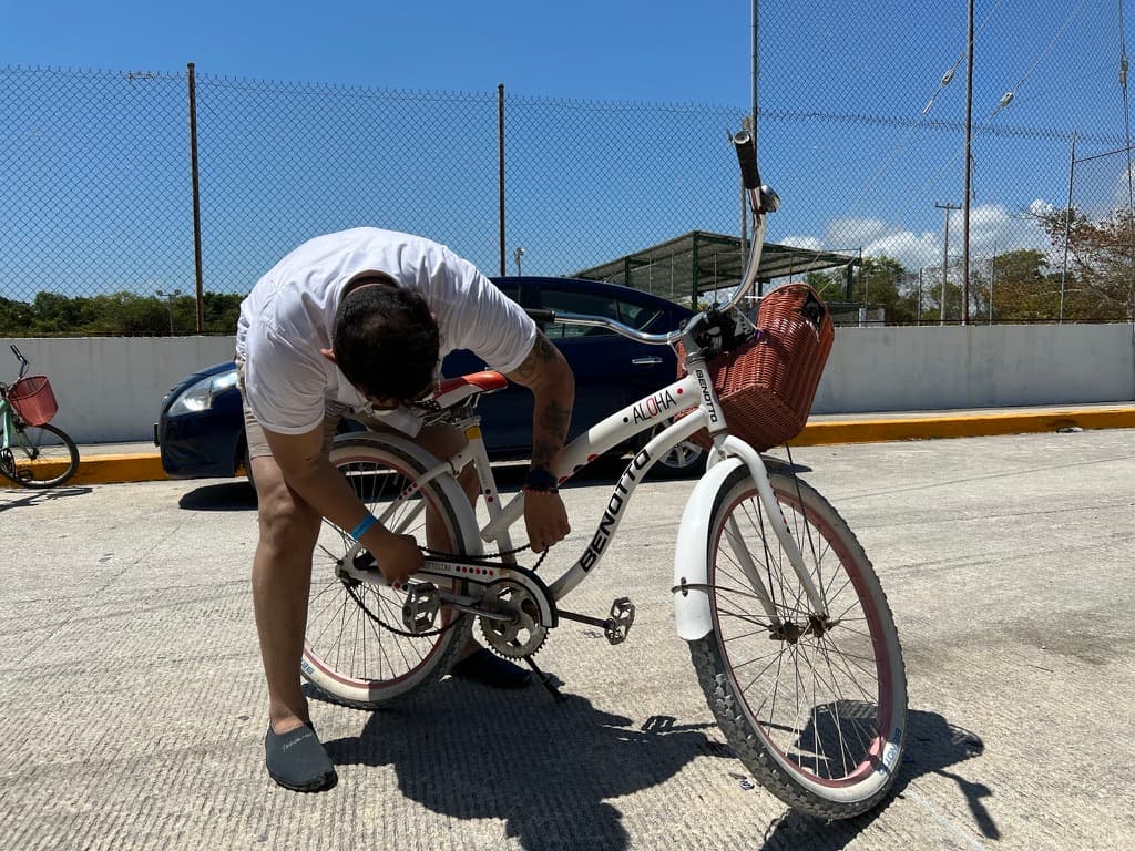 Ajustando una bicicleta playera en México
