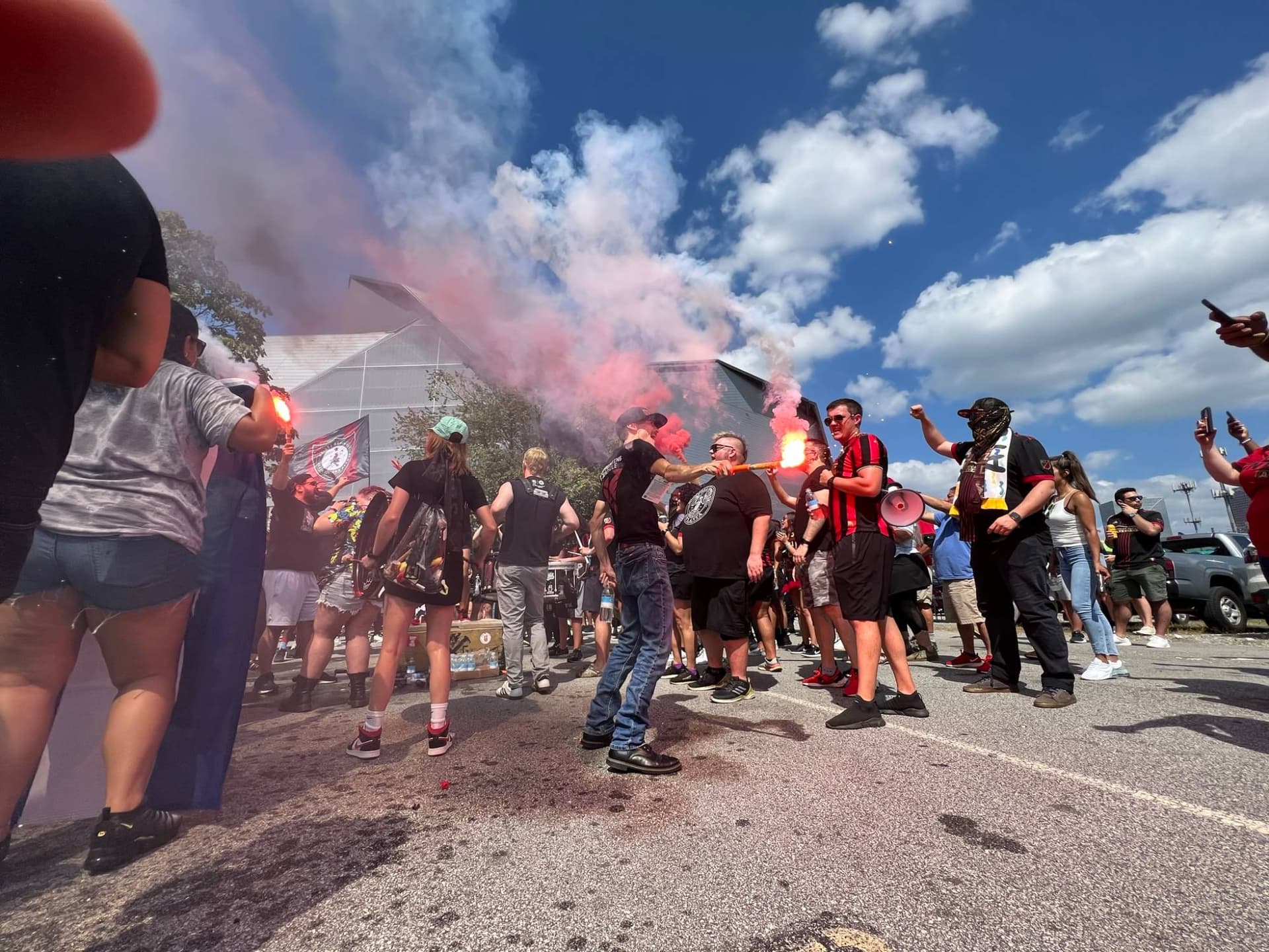 Aficionados con bengalas afuera del estadio antes de un partido del Atlanta United