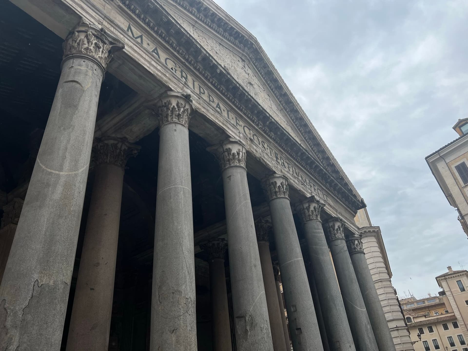 Mirando hacia arriba las columnas del Panteón en Roma